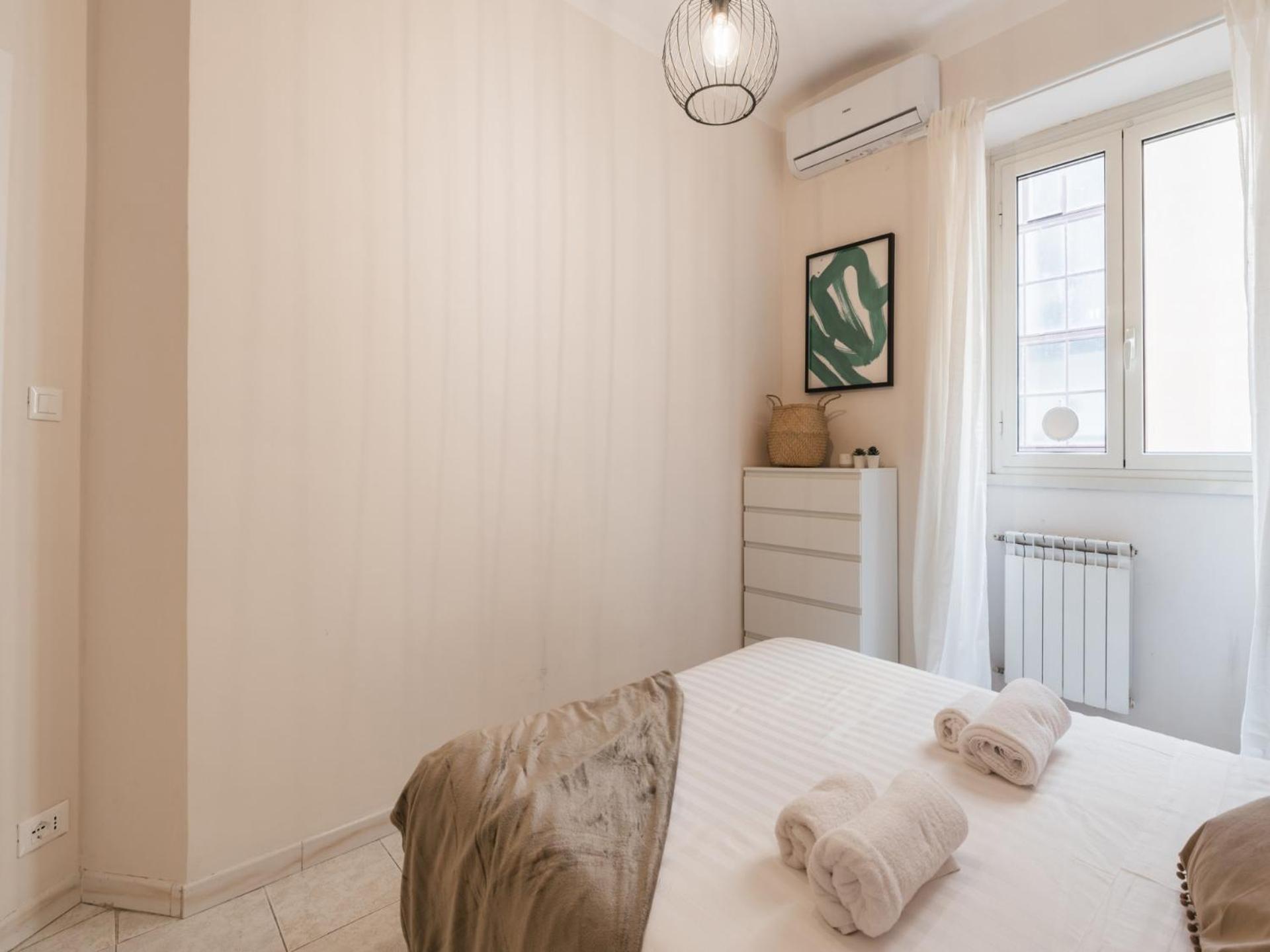 The Best Rent - Spacious One-Bedroom Apartment Near Colosseum Рим Екстер'єр фото