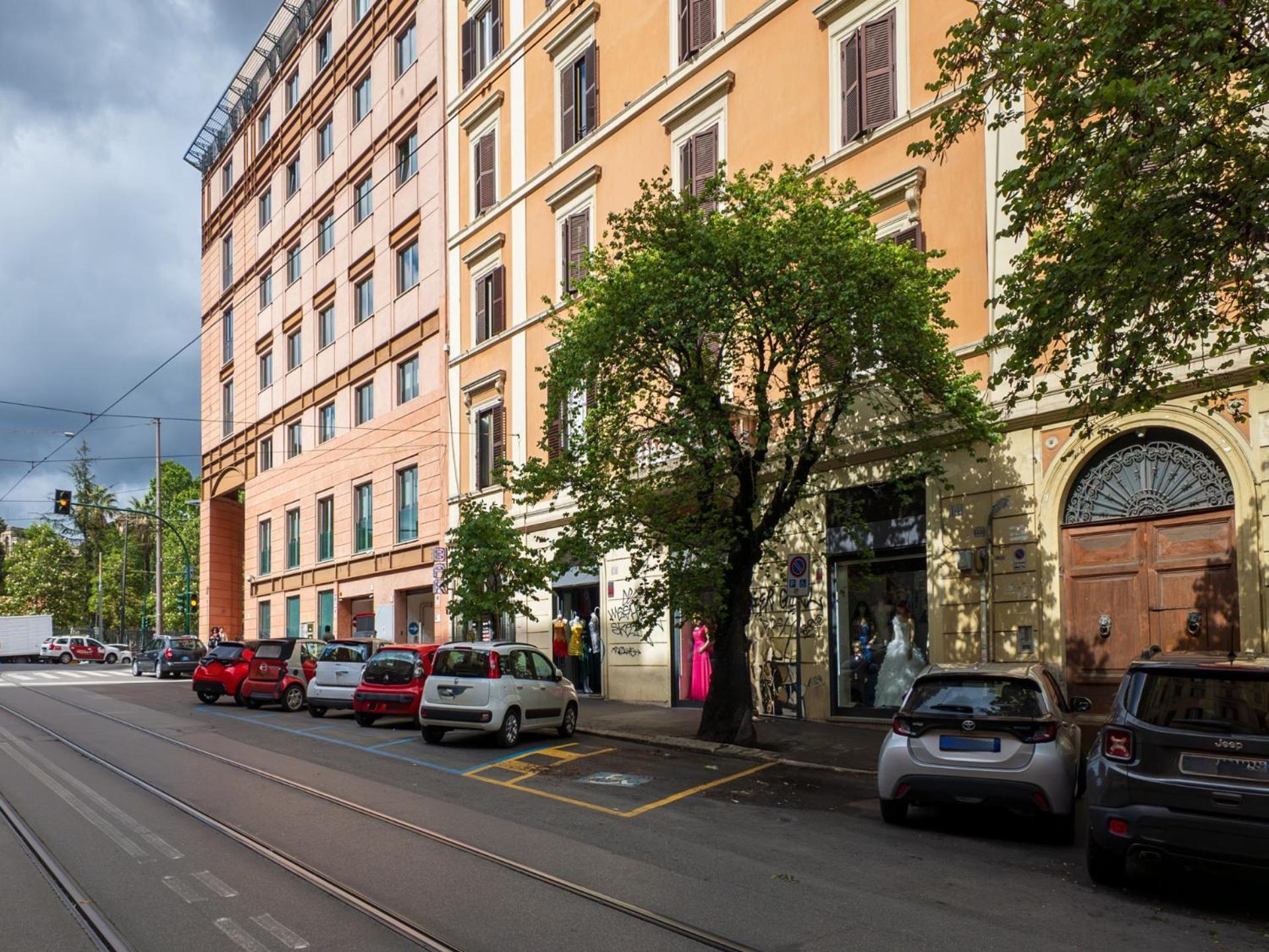 The Best Rent - Spacious One-Bedroom Apartment Near Colosseum Рим Екстер'єр фото